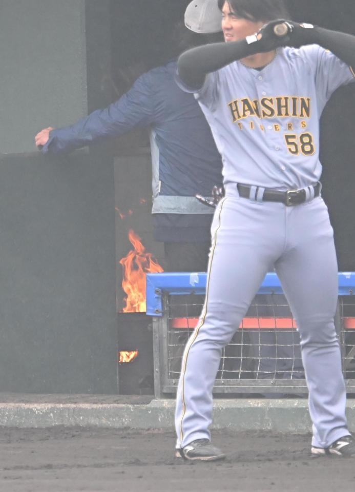 　寒さのためベンチにはたき火が＝２３日