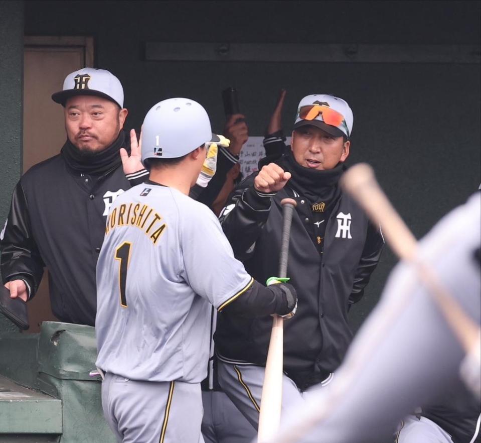 　１回、先制３ランを放った森下を迎える藤川監督＝２３日