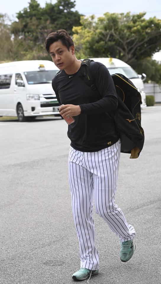 　球場入りする大竹