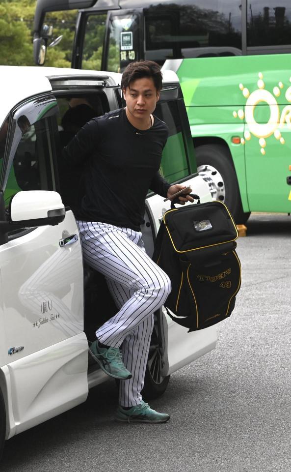 　球場入りする大竹