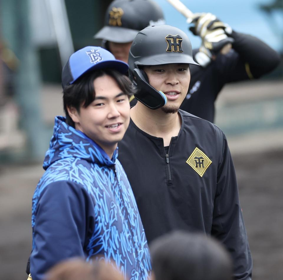 　佐藤輝と再会し話をする浜地（撮影・田中太一）