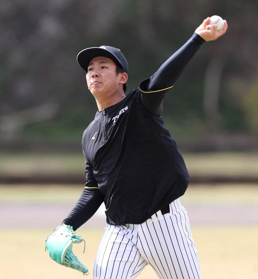 　キャッチボールをする伊原（撮影・中田匡峻）