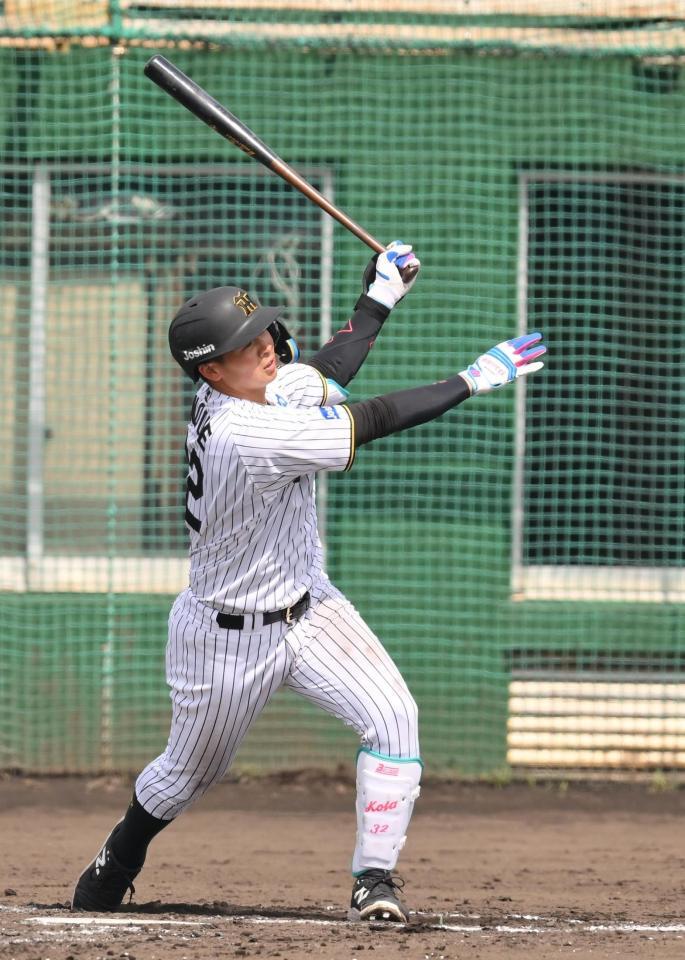 　２回、３ランを放つ井上（撮影・西田忠信）