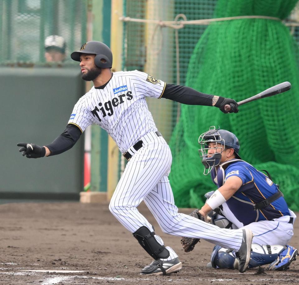 　５回、２ランを放つコンスエグラ（撮影・西田忠信）