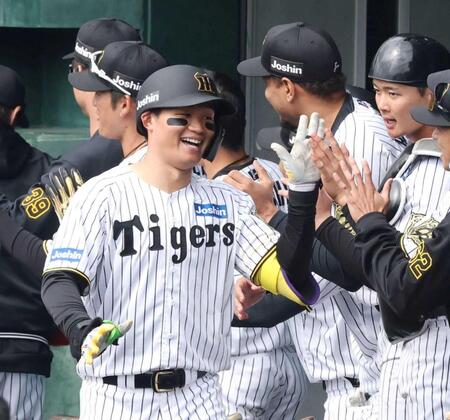 　ナインと笑顔でタッチを交わす森下（撮影・中田匡峻）