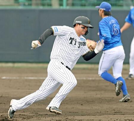 　４回、大山の二塁打で三塁へ向かう森下（撮影・中田匡峻）