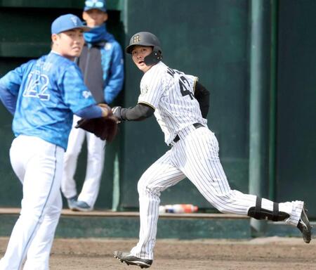 　６回、適時二塁打を放ち、一塁へ向かう町田（撮影・中田匡峻）