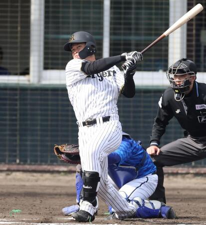 　６回、レフトへ適時二塁打を放つ町田（撮影・中田匡峻）