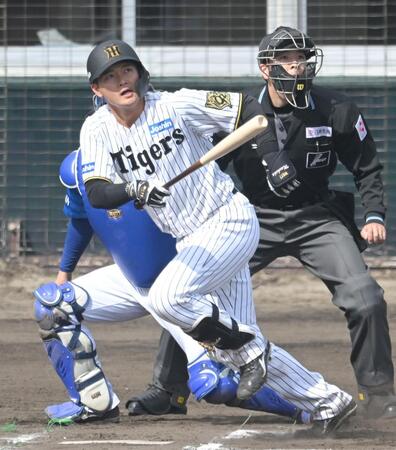 　６回、適時二塁打を放つ町田（撮影・飯室逸平）