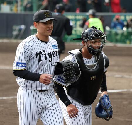 　６回に登板し、１イニングを無失点に抑えた早川（左）は町田と笑顔でベンチに戻る（撮影・中田匡峻）