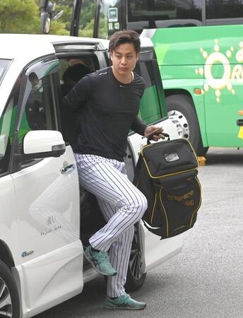 　球場入りする大竹（撮影・飯室逸平）