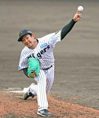 　８回、力強く投げ込む伊原（撮影・中田匡峻）
