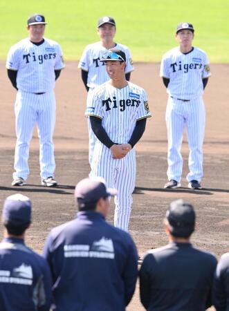 　選手を代表してスピーチする百崎（撮影・西田忠信）