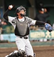 　７回、守備につく町田（撮影・田中太一）