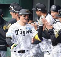 　ナインと笑顔でタッチを交わす森下（撮影・中田匡峻）