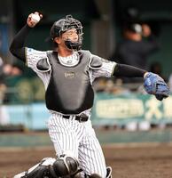 　７回、守備につく町田（撮影・田中太一）