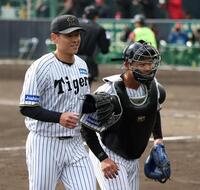 　６回に登板し、１イニングを無失点に抑えた早川（左）は町田と笑顔でベンチに戻る（撮影・中田匡峻）