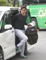 　球場入りする大竹（撮影・飯室逸平）