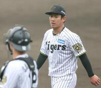 　８回、無失点で１イニングを投げ終え、坂本（手前）の言葉に耳を傾ける伊原（撮影・中田匡峻）