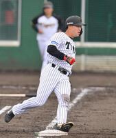 　４回、中前打を放つ佐野（撮影・西田忠信）