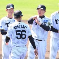 　手締めの音頭をとった百崎（５６）に笑顔を向ける平田２軍監督（撮影・西田忠信）