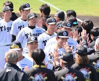 　具志川キャンプを打ち上げ、スタッフらと笑顔でタッチする平田２軍監督（左から３人目）＝撮影・西田忠信