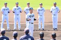 　手締めの音頭をとる百崎（撮影・西田忠信）