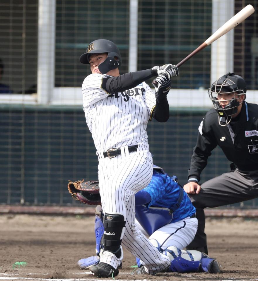 　６回、レフトへ適時二塁打を放つ町田（撮影・中田匡峻）