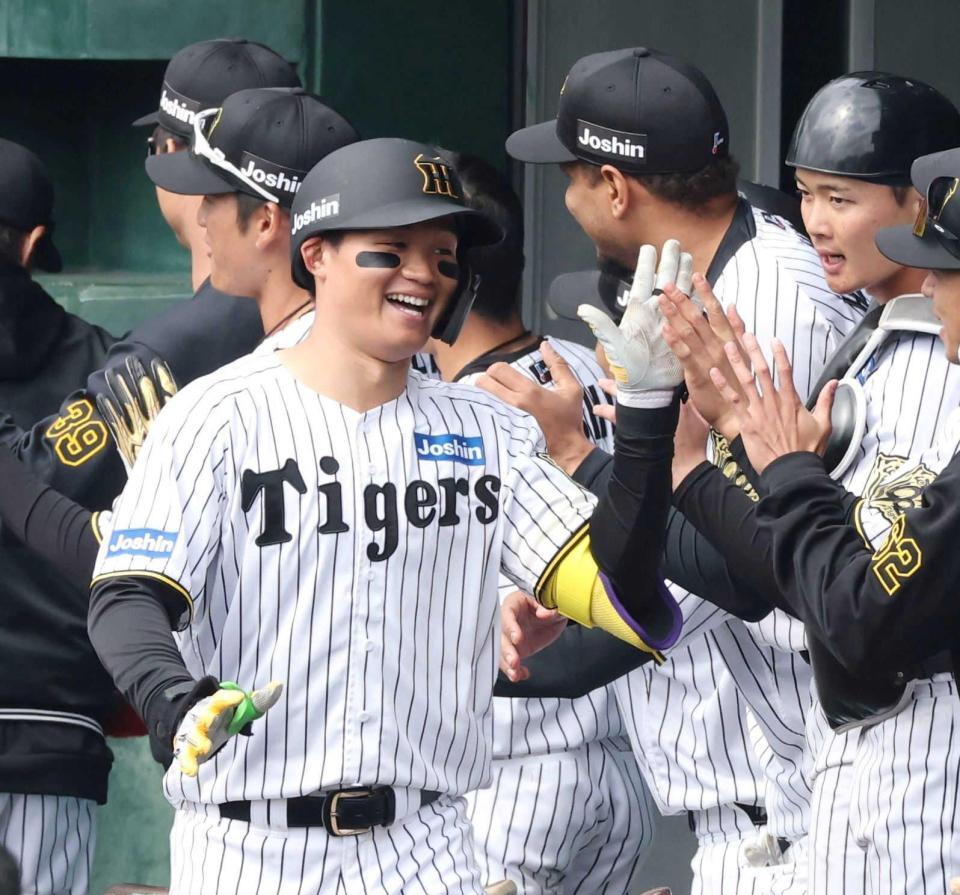 　ナインと笑顔でタッチを交わす森下（撮影・中田匡峻）