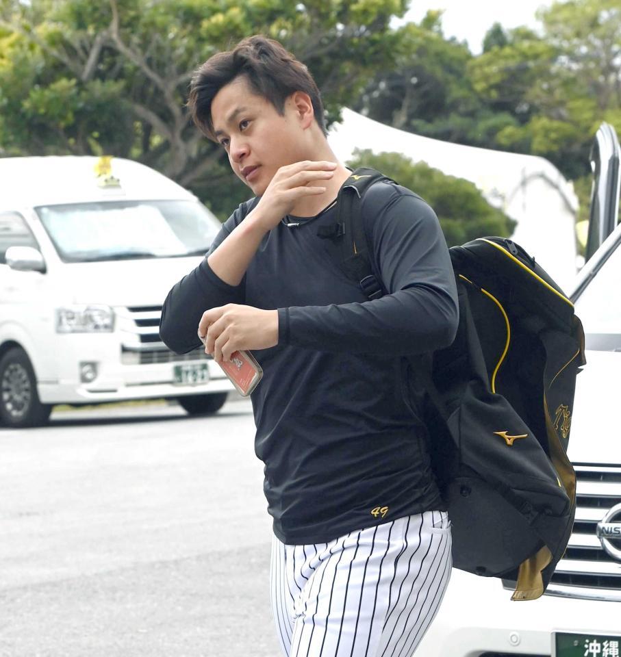 　球場入りする大竹（撮影・飯室逸平）