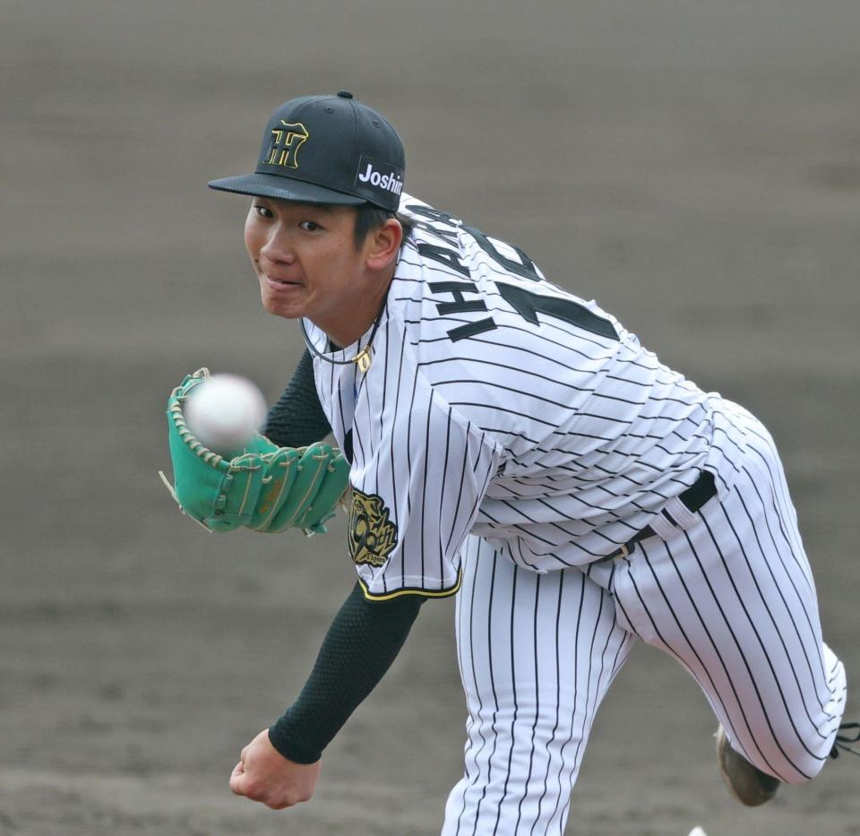 　８回、登板する伊原（撮影・中田匡峻）