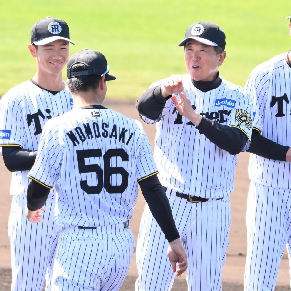 　手締めの音頭をとった百崎（５６）に笑顔を向ける平田２軍監督（撮影・西田忠信）