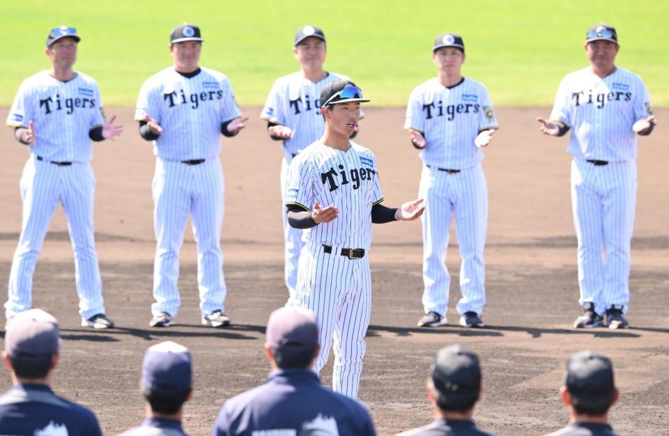 　手締めの音頭をとる百崎（撮影・西田忠信）