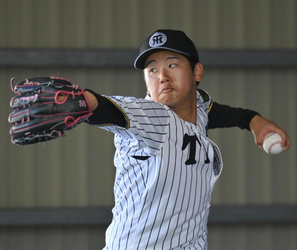 　ブルペンで投げ込む門別（撮影・西田忠信）