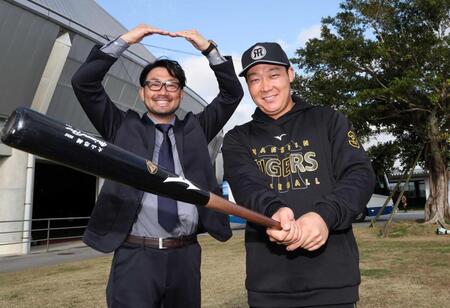 　狩野氏も太鼓判！バットを持って笑顔の大山（撮影・田中太一）