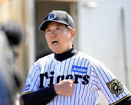 　力強い口調で話す平田２軍監督