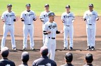 　手締めの音頭をとる百崎（撮影・西田忠信）