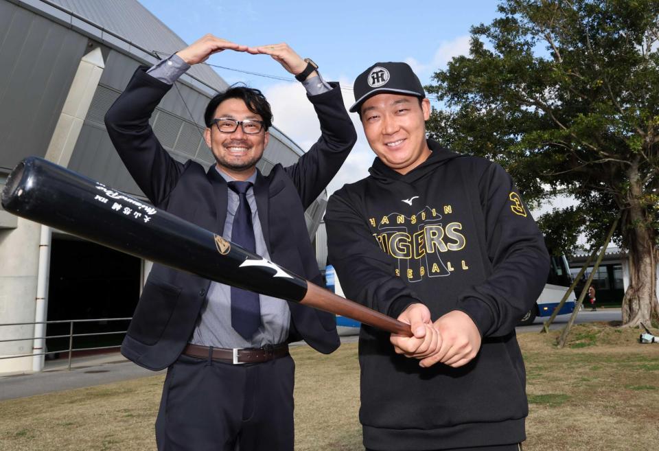 　狩野氏も太鼓判！バットを持って笑顔の大山（撮影・田中太一）