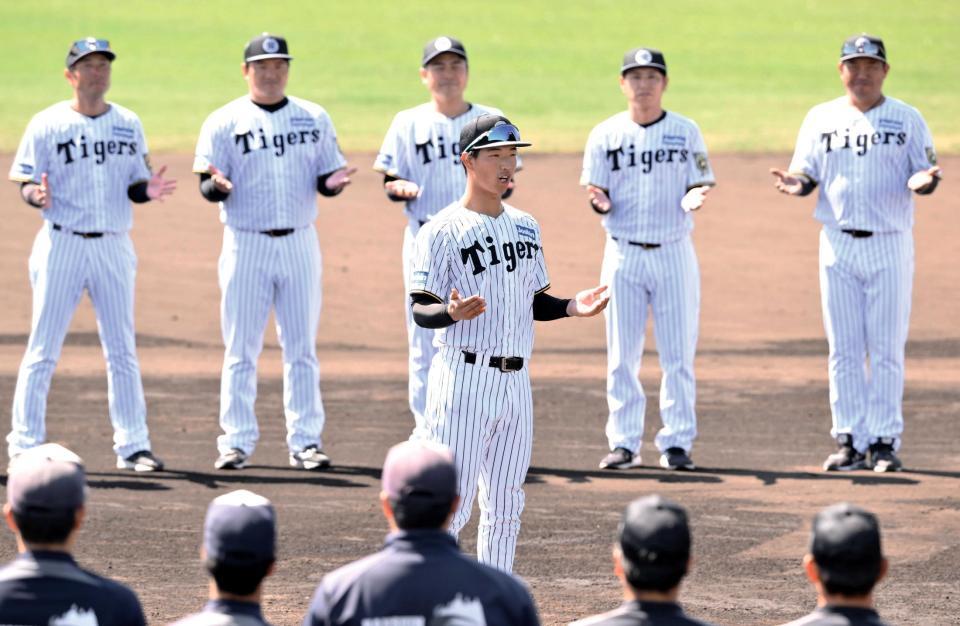 　手締めの音頭をとる百崎（撮影・西田忠信）