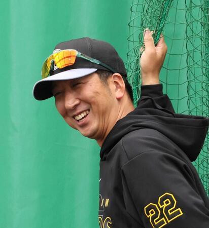 　ブルペンで投手陣を見る藤川監督