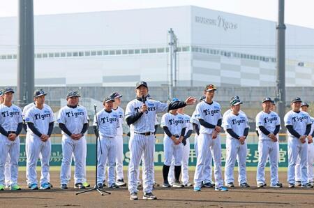 　尼崎市による歓迎セレモニーであいさつする平田２軍監督（中央）＝撮影・立川洋一郎