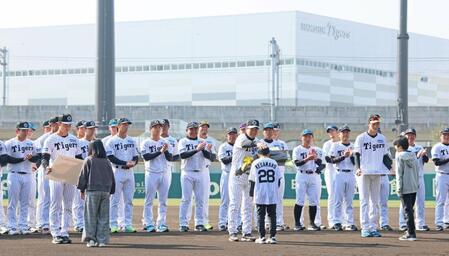 　尼崎市の歓迎セレモニーで花束を受け取る平田２軍監督（中央）＝撮影・立川洋一郎