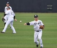 　シートノック前、ライトゴロの練習をする森下（撮影・田中太一）