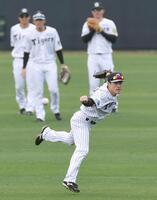 　シートノック前、ライトゴロの練習をする福島（撮影・田中太一）
