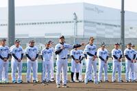 　尼崎市による歓迎セレモニーであいさつする平田２軍監督（中央）＝撮影・立川洋一郎