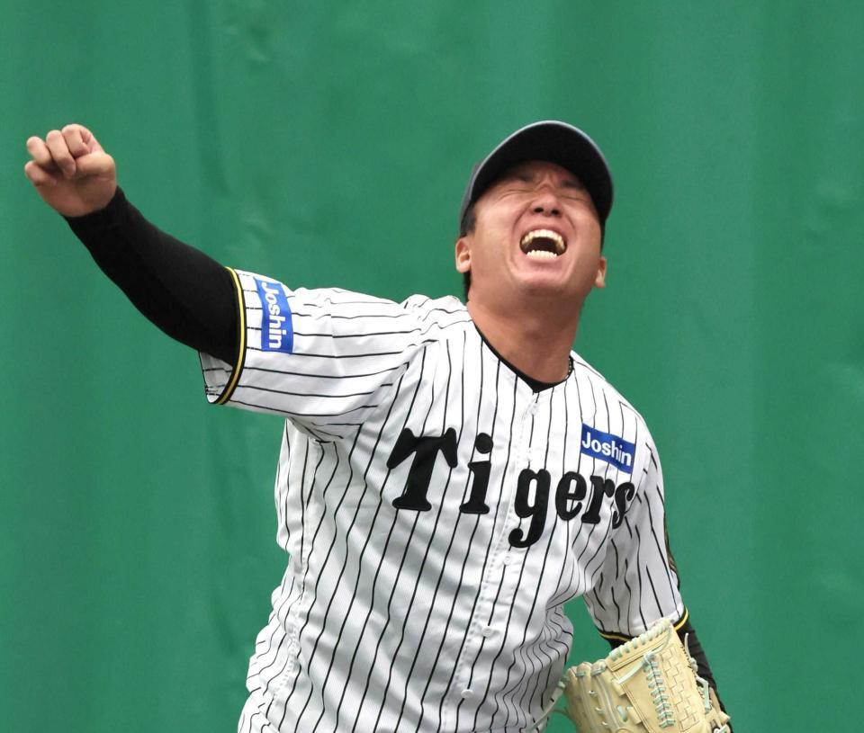 　ブルペンで熱投する村上（撮影・北村雅宏）