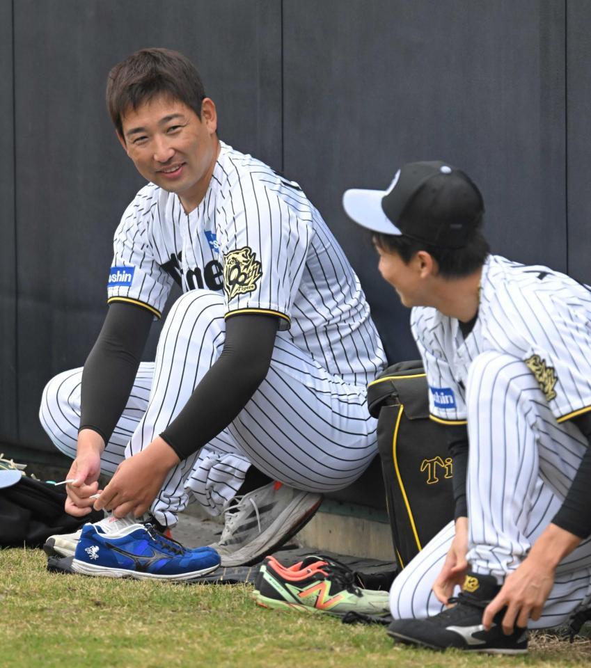 　湯浅と談笑する岩崎（撮影・飯室逸平）