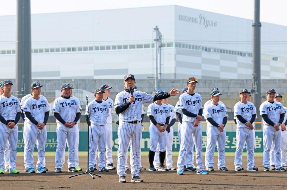 　尼崎市による歓迎セレモニーであいさつする平田２軍監督（中央）＝撮影・立川洋一郎