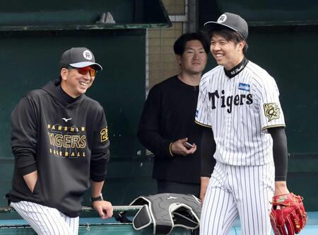 　投内連係の練習前、笑顔で話をする才木と藤川監督（撮影・田中太一）