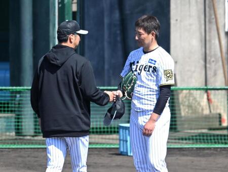 　ライブＢＰ登板後、藤川監督（左）とタッチを交わす岩崎（撮影・飯室逸平）